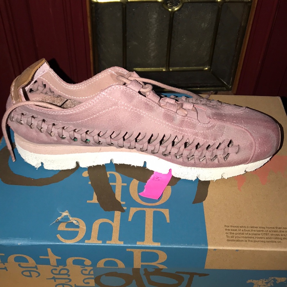 Shoe - Picture 3 of 5